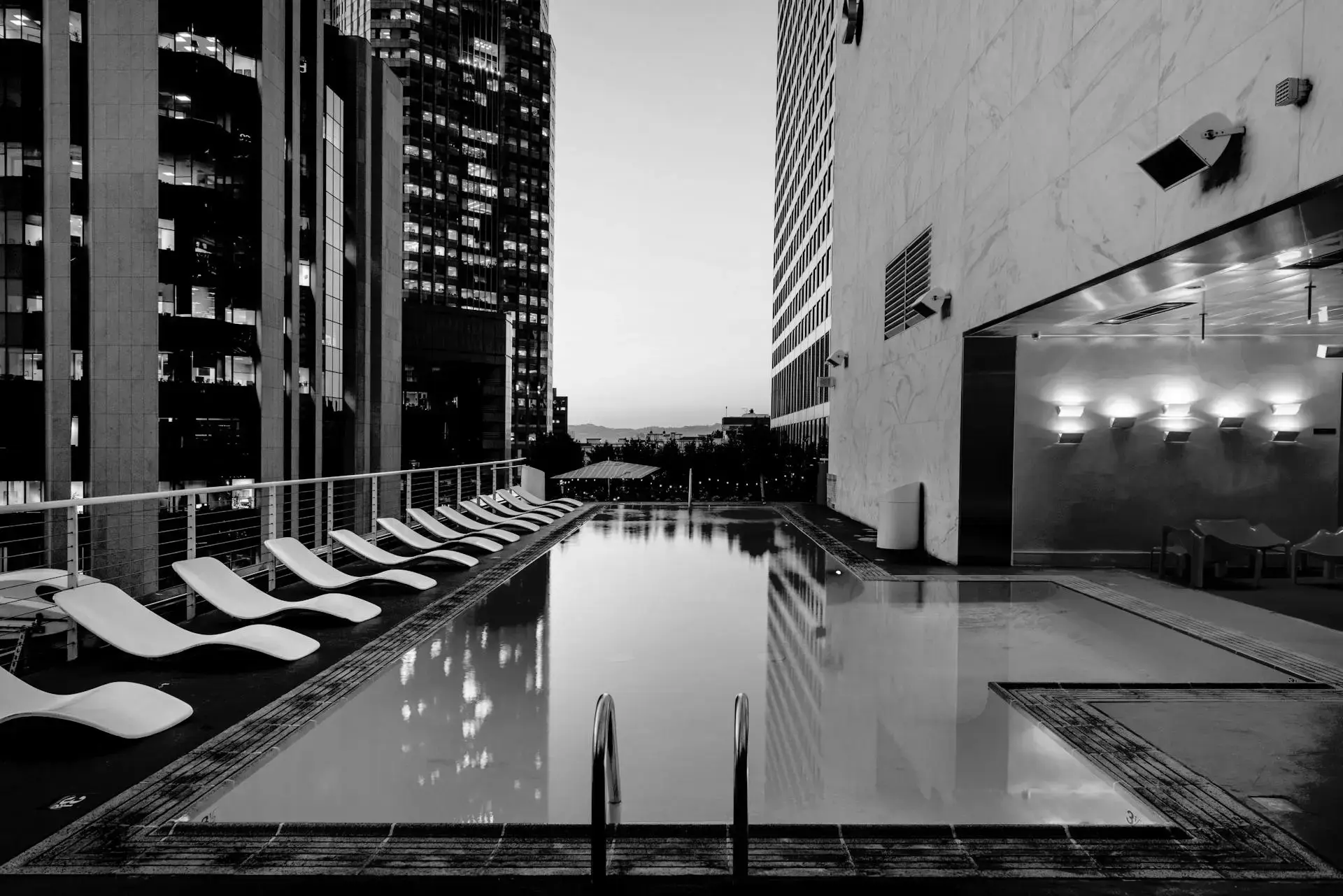 Piscina en terraza de edificio residencial